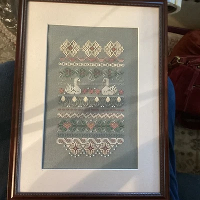 Muestreador de arte de punto de cruz hecho a mano y profesionalmente enmarcado con cuentas usado en excelente estado Foto 1 de 4