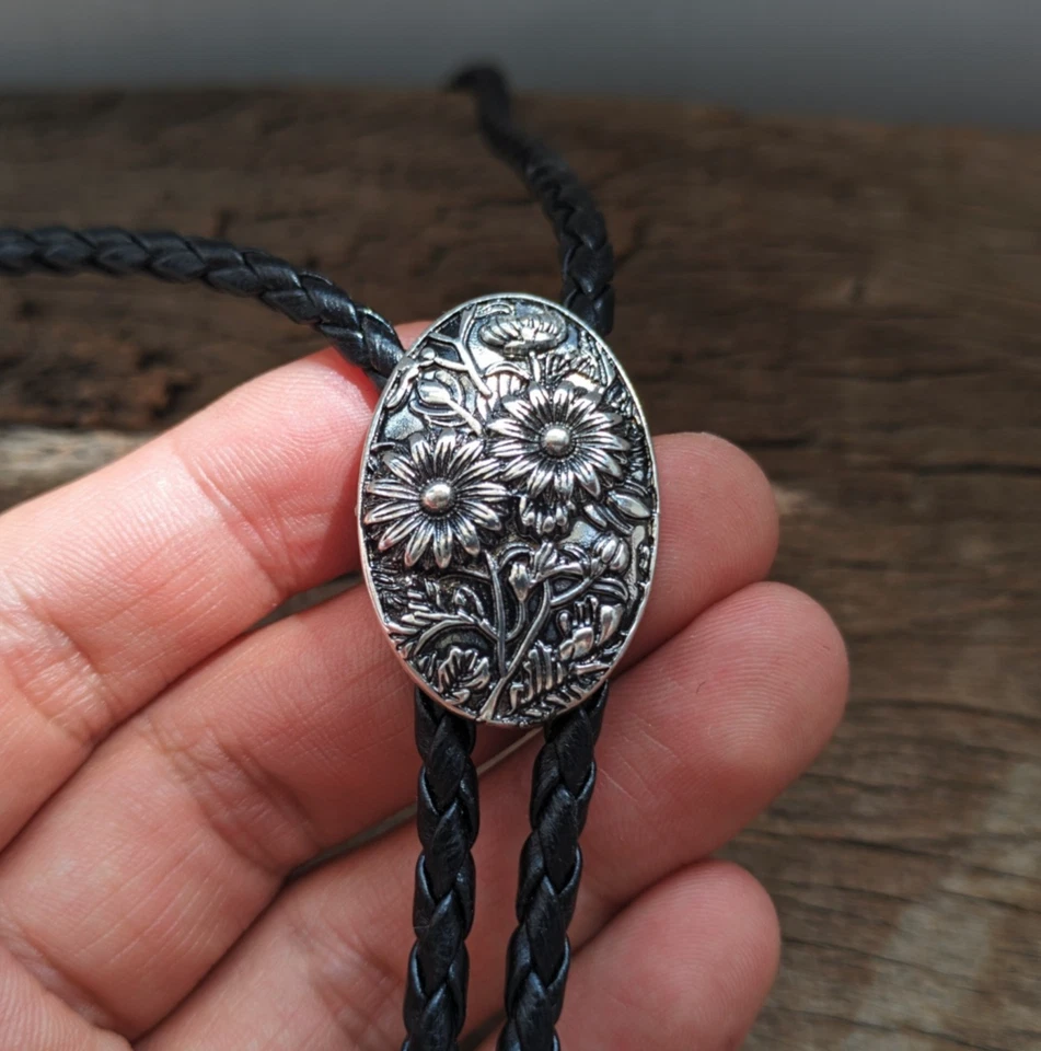 Corbata estilo metal margarita bolo | Cordón de cuero sintético vaquero occidental accesorio de boda Foto 1 de 4