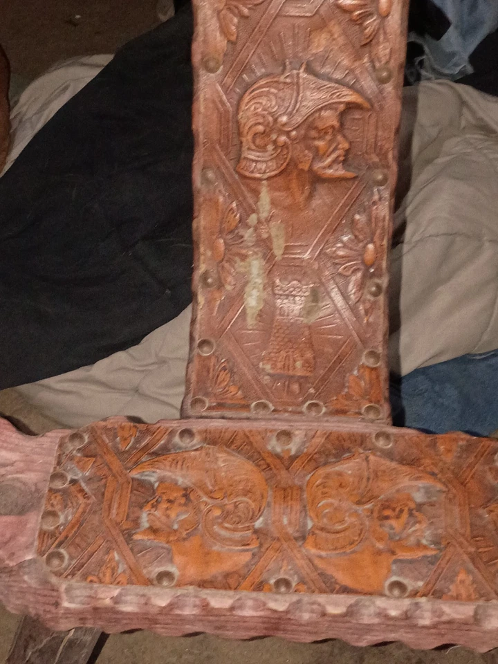 Silla de parto Span siglo XVIII, soportes 3' de alto 2' de ancho madera con cuero caballero Foto 1 de 2