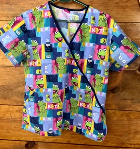 Disney Scrub Nurse Medical Top Size Small Kermit The Frog Pockets V Neck - Imagen 1 de 8
