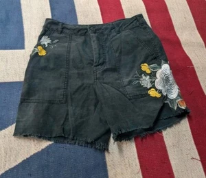 Free People Camo Denim Black Shorts Size 2 Floral Embroidery - Picture 1 of 6