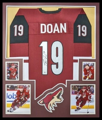 FRAMED PHOENIX COYOTES SHANE DOAN AUTOGRAPHED SIGNED JERSEY BECKETT COA - Image 1 of 4