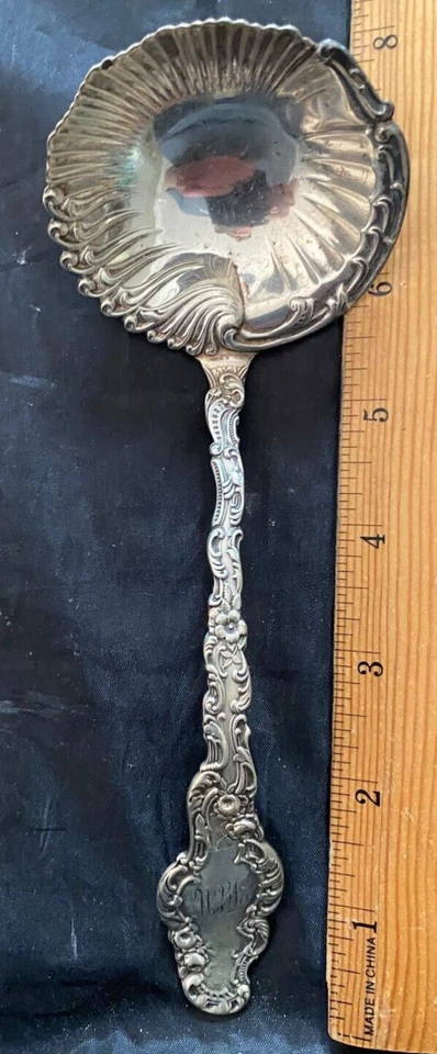 CUBIERTOS DE PLATA ESTERLINA DURGIN WATTEAU CUCHARÓN DE SALSA CON MONOGRAMA Foto 1 de 1