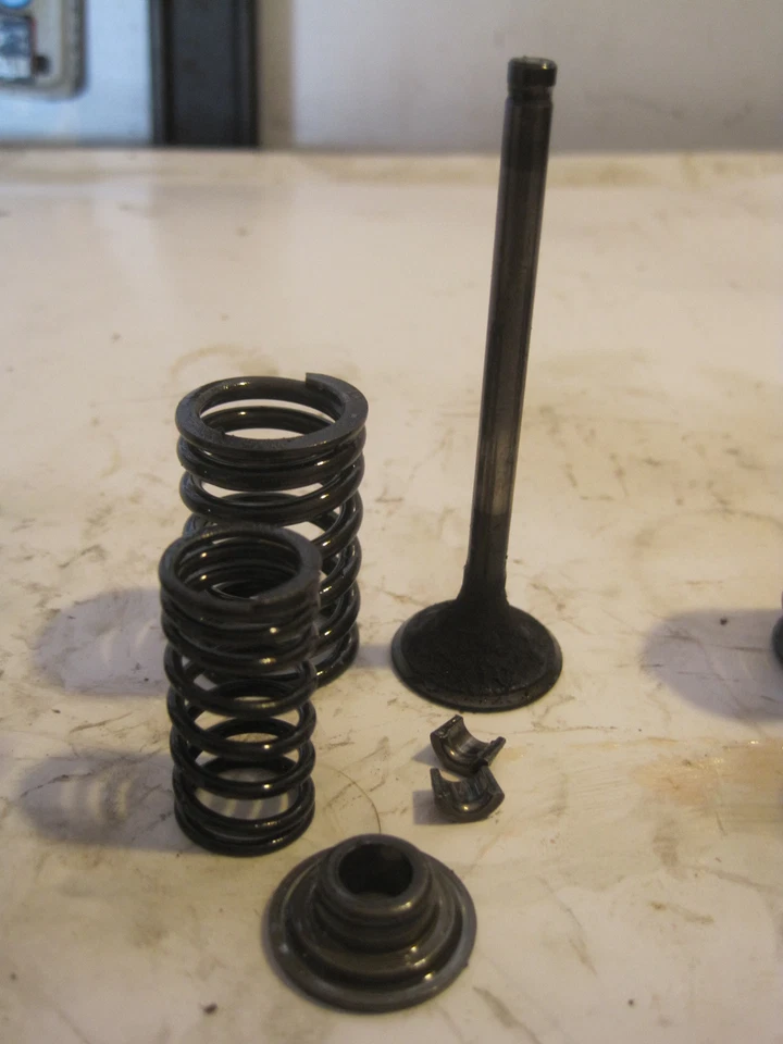 84 - 85 Honda V30 MAGNA VF500 COMPLETE intake valve assembly INTERCEPTOR 500 Foto 1 de 1