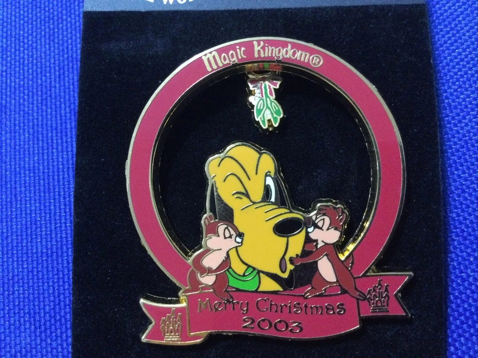 Prendedor Disney WDW Feliz Navidad 2003 Magic Kingdom Pluto Chip & Dale Mistletoe Foto 1 de 3