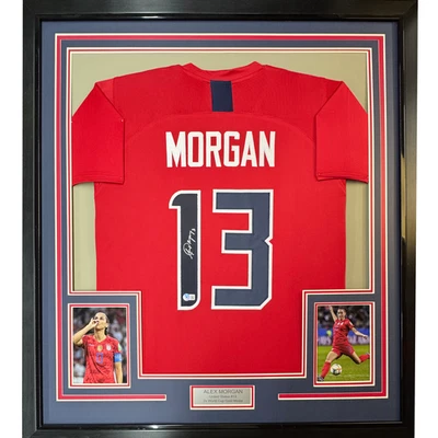 Camiseta enmarcada autografiada/firmada Alex Morgan 35x39 roja Copa Mundial certificado de autenticidad JSA Foto 1 de 2