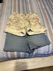 Girls Levi Shorts - Picture 1 of 5