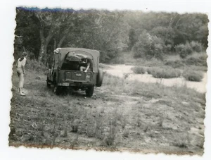 FOTO SCHNAPPSCHUSS Amateur, Elfenbeinküste Dabu Jeep Mehari am Wasser - Bild 1 von 2