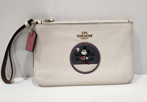 Portafoglio Coach x Disney in pelle di ciottoli Minnie Mo patch da polso