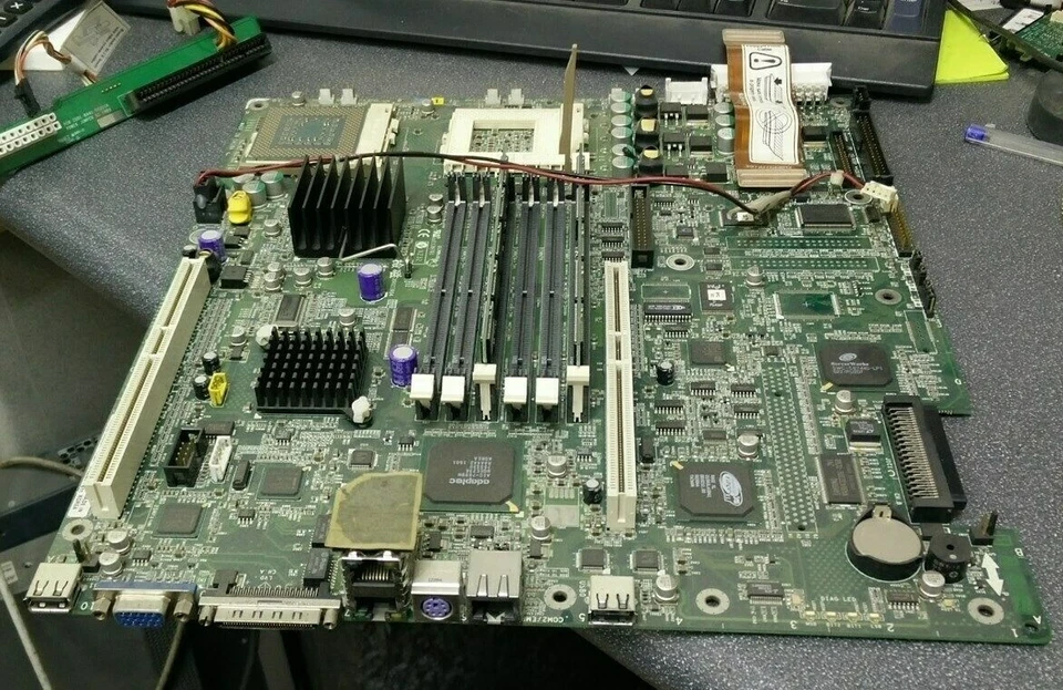 Intel SCB2 Sockel 370 (SCB2ATA) ATX Server Board A64044-608 oder A64044-611 - Bild 1 von 1