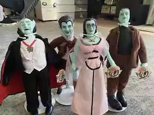 Vintage THE MUNSTERS Plüsch Gummikopf 15 Zoll Puppe Set mit Ständer - Bild 1 von 1