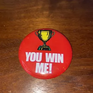 Spilla con bottoni vintage Topps Batty anni '70 trofeo rotondo rosso You Win Me - Foto 1 di 5