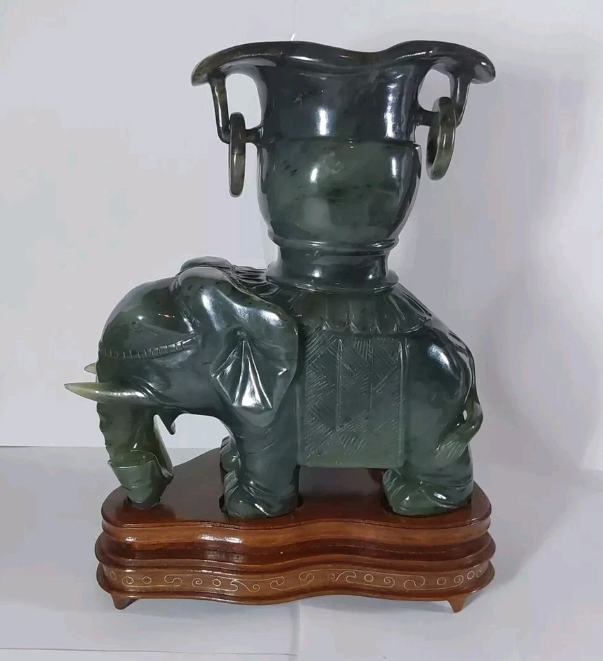 Estátua censuradora de elefante esculpida em jade espinafre vintage em suporte - 6,5 X 6 X 3 - Imagem 1 de 4