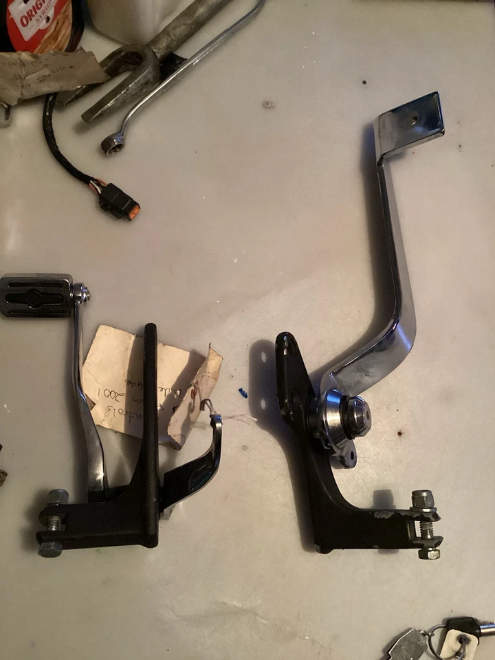 Soporte de montaje controles delanteros derecho e izquierdo Harley Davidson Dyna Wide Glide Foto 1 de 4