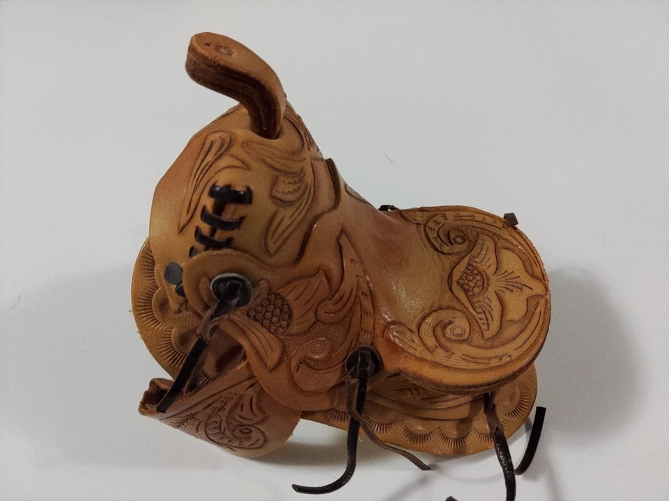 Silla de montar de cuero miniatura para caballos de 5 1/2" de largo x 4" de ancho falta 1 estribo Foto 1 de 4