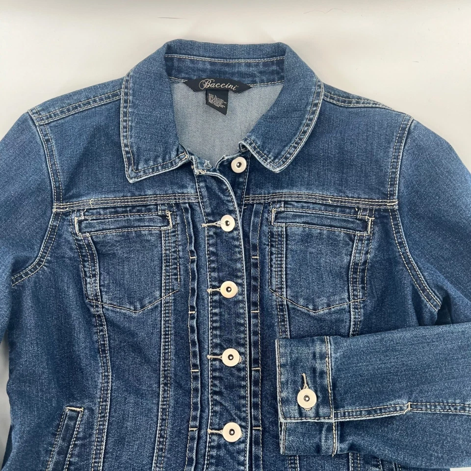 Chaqueta de mezclilla azul para mujer Baccini talla grande calce clásico botón delantero Foto 1 de 4