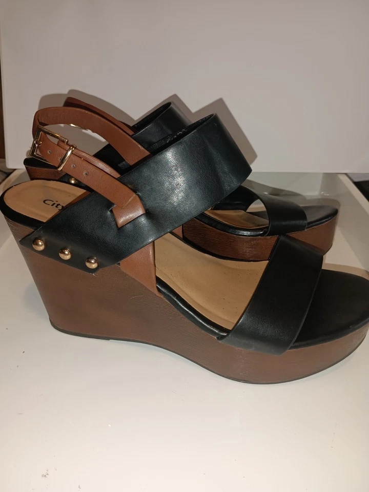 Sandalias de cuña City Classified Favor negras para mujer talla 9 plataforma de cuero sintético Foto 1 de 4