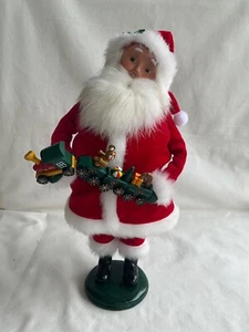 Byers Choice 2008 Santa en terciopelo rojo tren de juguete con bola de oso bastón de caramelo - Imagen 1 de 11