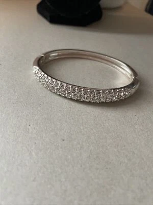 Bracelete de dobradiça Avon tom prata strass 2,5” - Imagem 1 de 4
