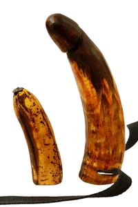 echt Horn Phallus Skulptur mit Gürtelschlitz 23 cm seidenmatt natur gecremt - Bild 1 von 9
