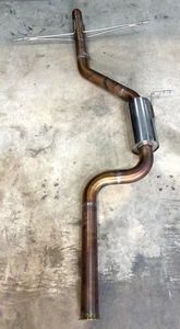 Escape trasero de acero inoxidable CAT/DPF personalizado Audi TT 8S, salida central, usado - Imagen 1 de 4