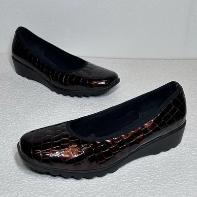 Josef Seibel Women’s Brown Patent Leather Croc Loafers Textured Size US 8 EU 39 - Image 1 of 4