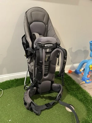 Mochila portabebés Deuter Kid Comfort 3 senderismo negra y gris lluvia parasol Foto 1 de 4