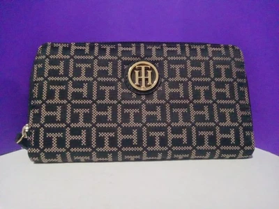 Very Nice Tommy Hilifger Zipper Wallet Grey/Black New Without Tags - Image 1 of 4