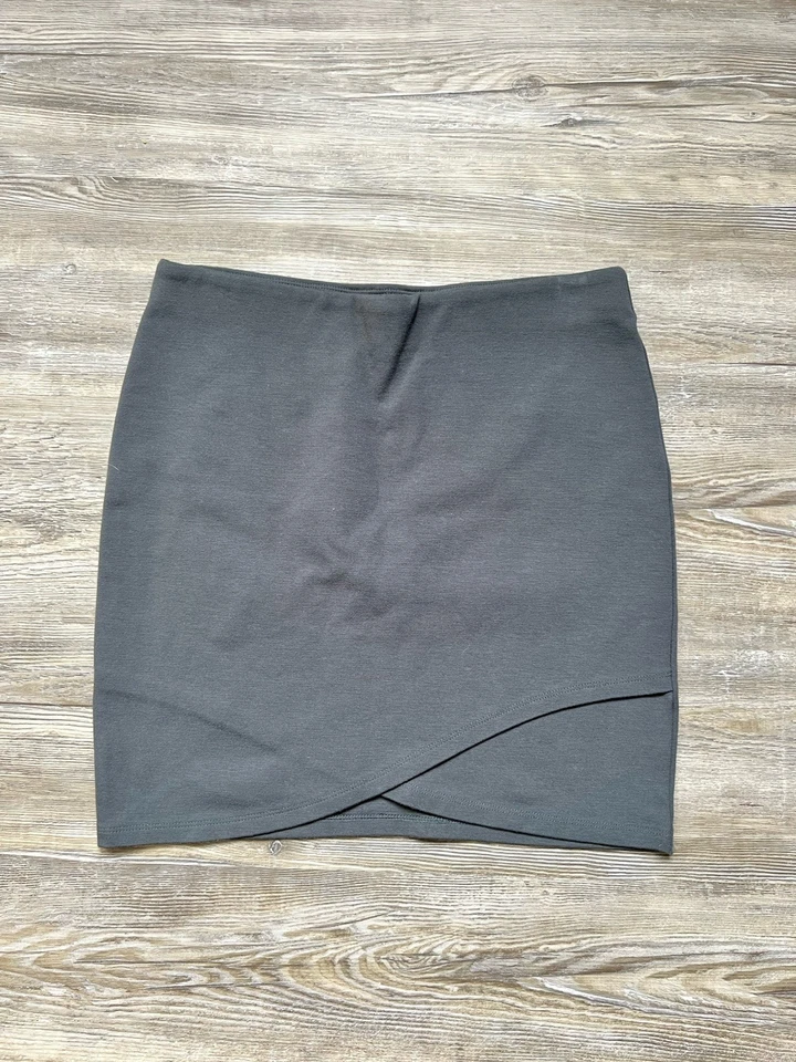 Falda Aritzia Talula Mujer Gris Mediana Viscosa Elastizada Mini Cruz Frontal Pull On Foto 1 de 4