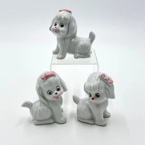Juego de 3 estatuillas vintage lindas de cerámica blanca caniche cachorro perro kitsch - Imagen 1 de 6