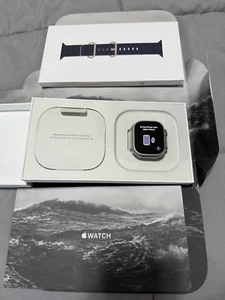 Apple Watch Ultra 1 Titanium with Box and NEW BAND *EXCELLENT CONDITION* - Photo 1 sur 6