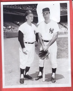 1964   YANKEES   8 X 10   GLOSSY   TYPE 1    ROGER MARIS ,  ARCHIE MOORE  ROOKIE - Picture 1 of 2