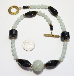 Collar de cuentas de jade verde y ónix negro vintage con cuentas de jade talladas en flor central - Imagen 1 de 3