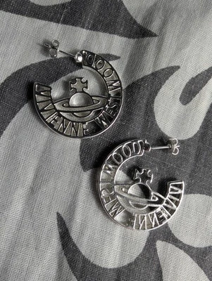Aretes Vivienne Westwood plata con nombre circular y orbe Foto 1 de 4