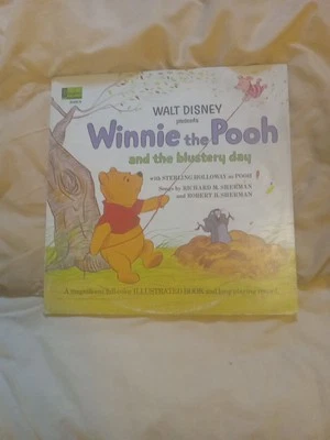 Disco e livro Disneyland - Winnie the Pooh and the Blustery Day - LP327 - Imagem 1 de 4