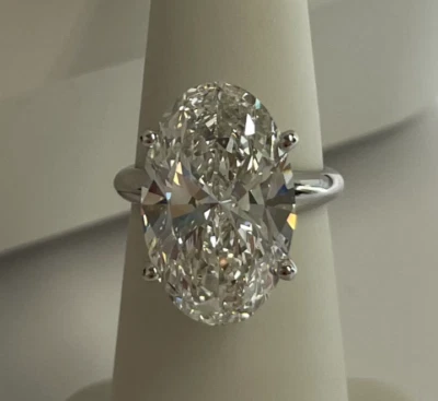 Anillo de compromiso solitario ovalado de diamantes cultivados en laboratorio de 5 quilates, oro de 14 quilates, certificado IGI Foto 1 de 4
