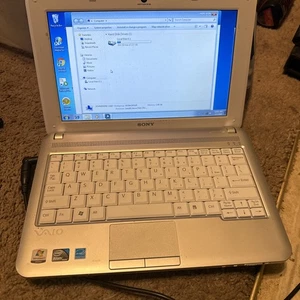 Sony Vaio PCG-21313L 10" Atom 1.66GHz 1GB 250GB VPCM111AX Win 7 Starter NetbookN - Afbeelding 1 van 11