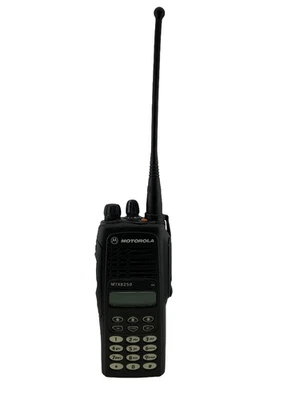 Motorola MTX8250 800 MHz Two Way Radio AAH25UCH6GB6AN - Image 1 of 4