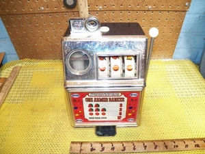 Vintage MEDLEY MFG. Co. Nevada One Armed Bank 5 Cent Slot Machine Toy - Picture 1 of 10