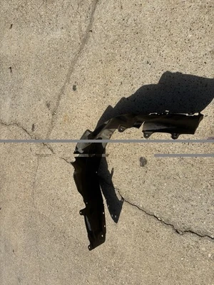 03-06 OUTLANDER Protector de pozo de rueda delantera lado conductor izquierdo Foto 1 de 4