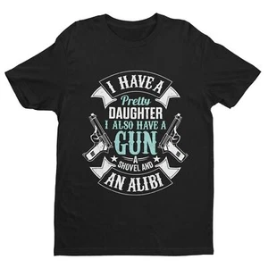 I Have A Pretty Daughter I Also Have A Gun Shovel and An Coartada Camiseta Divertida Papá - Imagen 1 de 22
