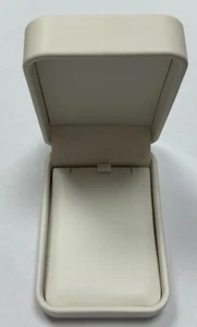 CAJA REGALO COLLAR RECTANGULAR CUERO P/U 4" X 2 3/4" X 1 3/4" BEIGE - Imagen 1 de 3