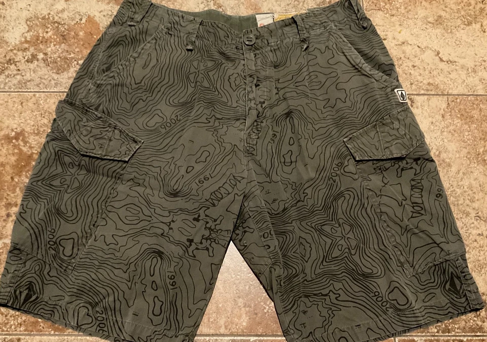 VINTAGE VOLCOM GRUNGE STREETWEAR CARGO SHORTS ( MENS 36 ) GREY AOP PREOWNED - Image 1 of 4