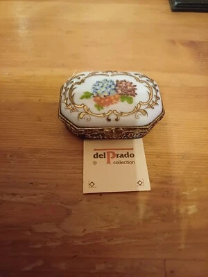 A Fine Handcrafted Porcelain Trinket Or Pill Box Which Is By Delprado E.P.31. - Image 1 of 4