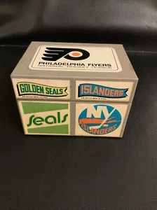 Caja de almacenamiento de tarjetas coleccionables con pegatinas de hockey TOPPS de 1970 NHL #1000 - Imagen 1 de 7