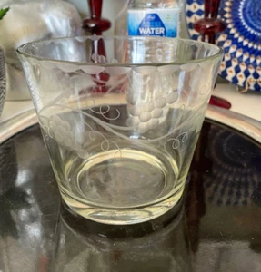 Vaso grabado vintage 5" de alto champán cubo de hielo uvas hojas MCM barware - Imagen 1 de 8