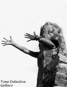Claude Cahun Selbstporträt "I Exend My Arms" - Poster in 4 Größen erhältlich - Bild 1 von 1