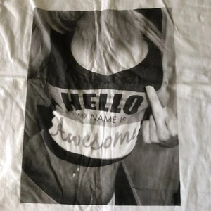 Hello My Name Is Awesome Boobies Cleavage Middle Finger Tank Top Mens 2XL - Imagen 1 de 12