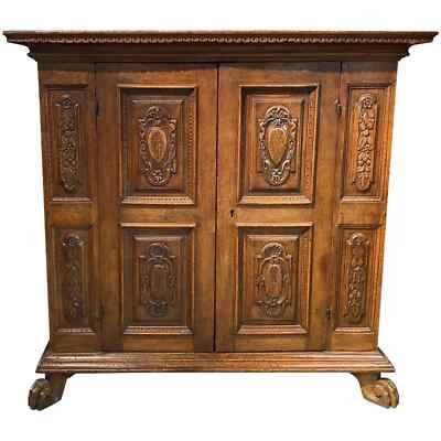 Большой двухдверный резной дубовый шкаф 19 века в итальянском стиле барокко с ножками для лап - Изображение 1 из 4