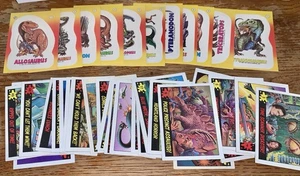 Juego de tarjetas y pegatinas de ataque de dinosaurios Topps 1988: 32 cartas y 11 pegatinas en estuche - Imagen 1 de 5